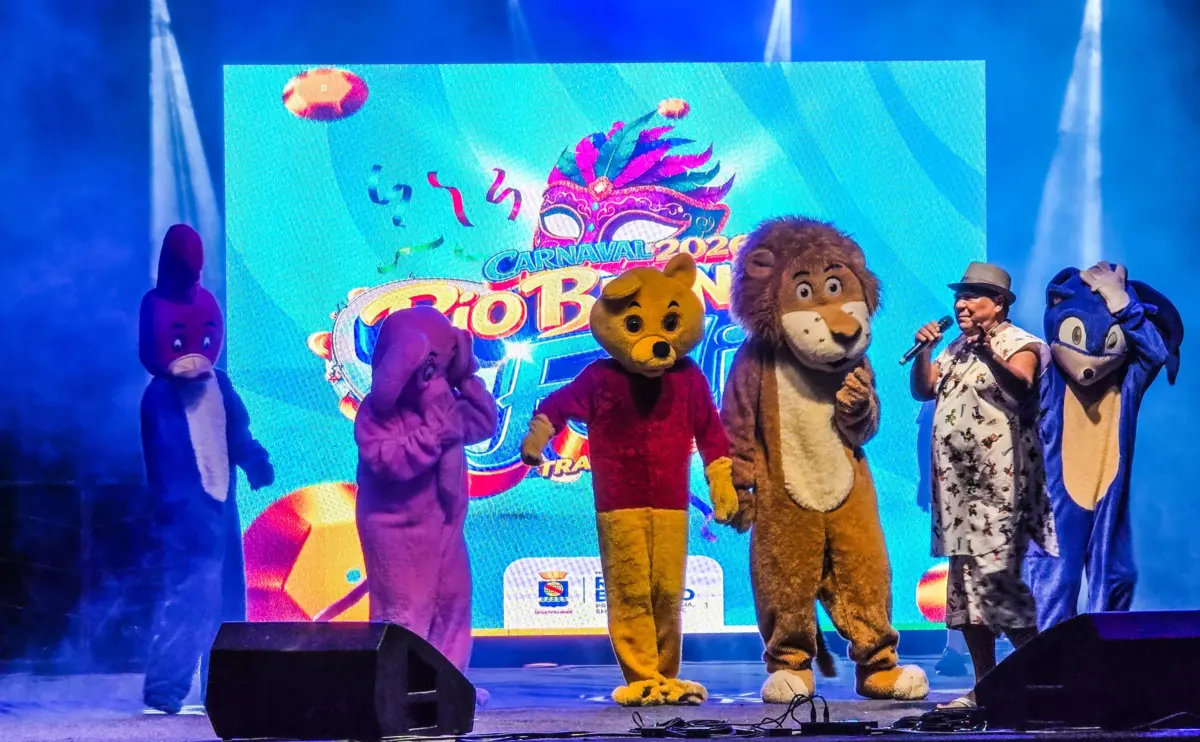 Negão Show e bonecos animam o palco do Primeiro Grito do Carnaval