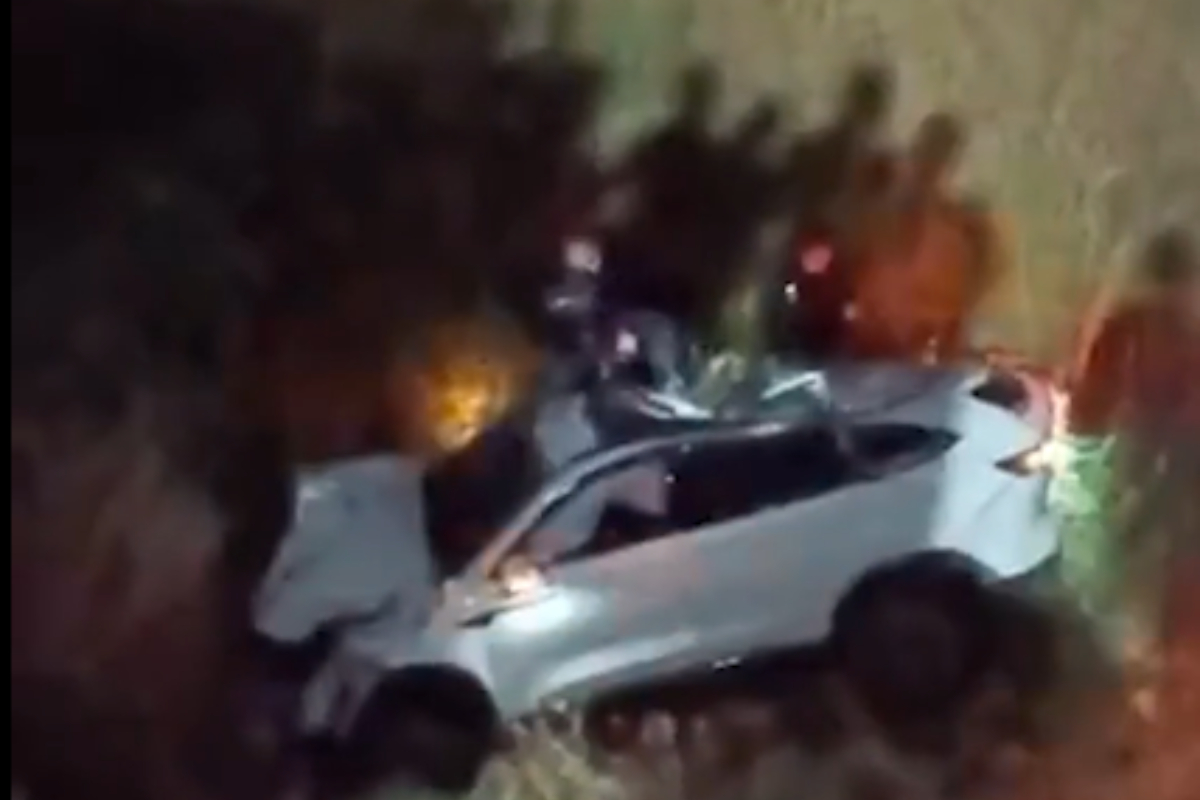 Carro cai na linha férrea após perseguição policial e tiroteio no Rio. Veja vídeo