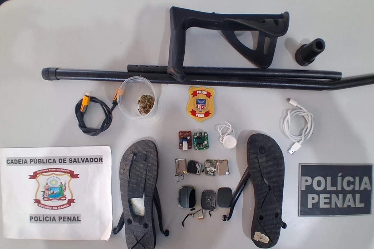 Mulher tenta entrar em presídio com drogas e eletrônicos em muleta
