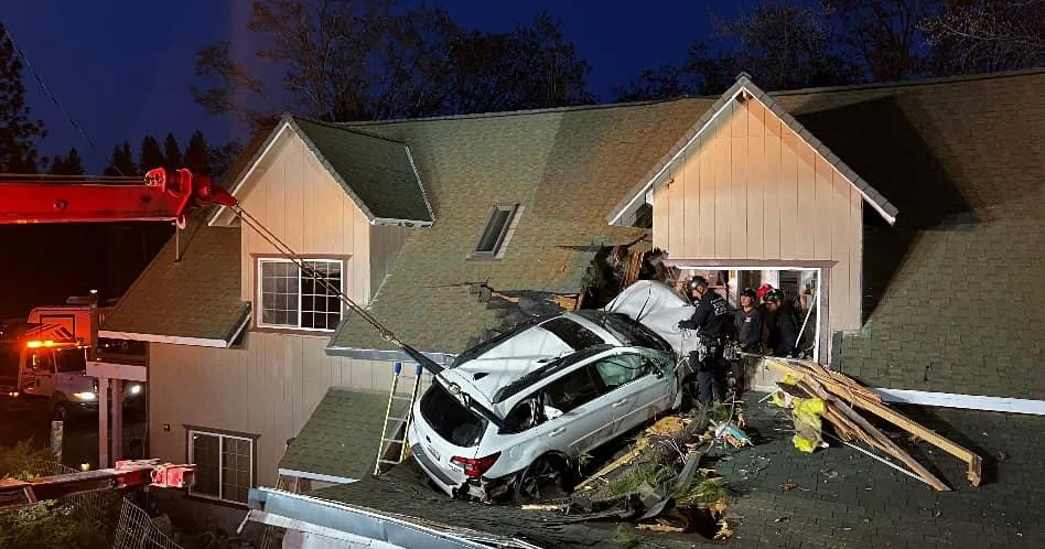 SUV ‘decola’, atinge telhado e arremessa motorista em piscina