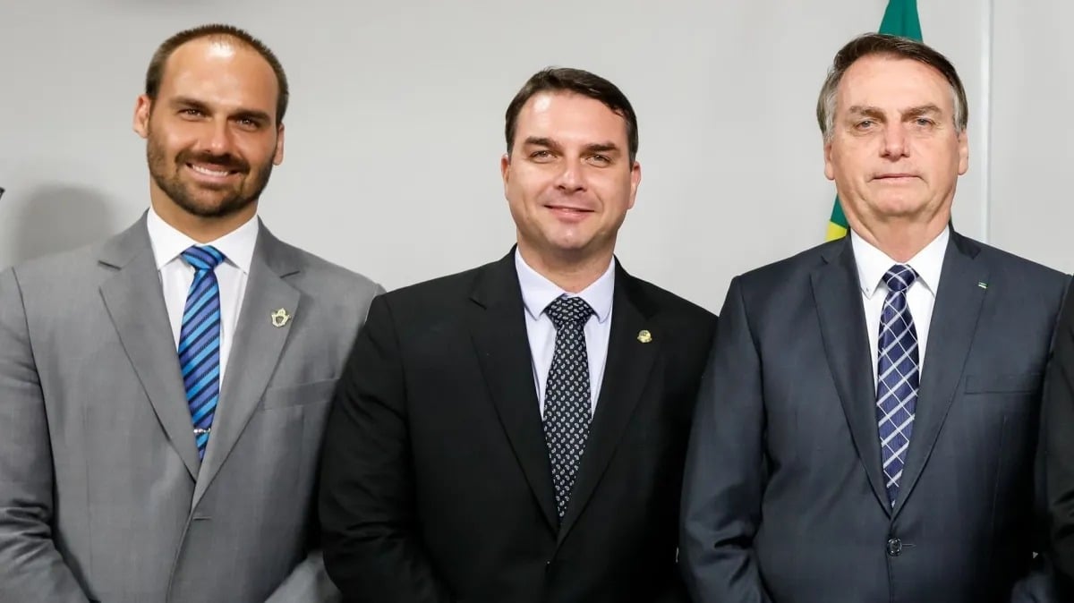 Filhos de Bolsonaro atacam Moraes após ministro negar prisão domiciliar ao ex-presidente