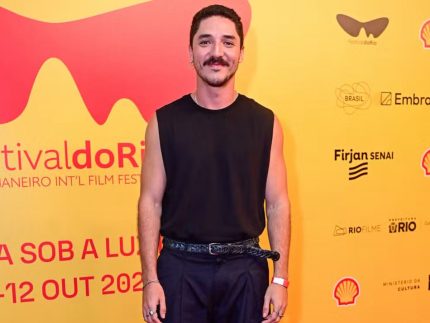 Quem é João Vitor Silva, o ator que surgiu de mãos dadas com a cantora Iza?