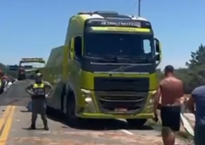 Acidente envolvendo caminhão e ônibus deixa seis mortos; veja