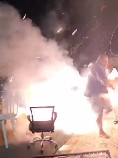 Homem acende rojão de cabeça para baixo e o inesperado acontece; veja vídeo