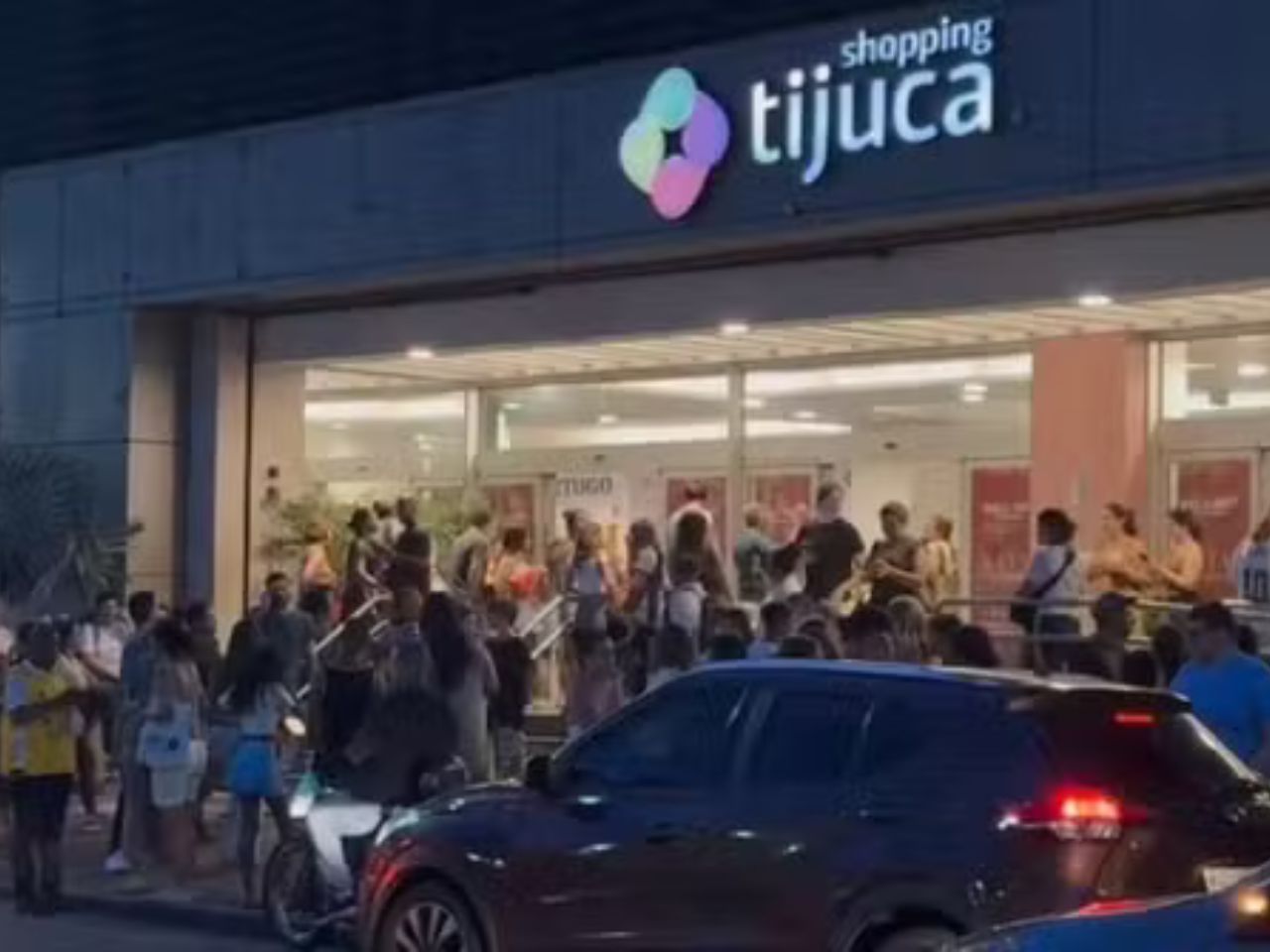 Incêndio em shopping no Rio deixa 4 feridos e um brigadista desaparecido