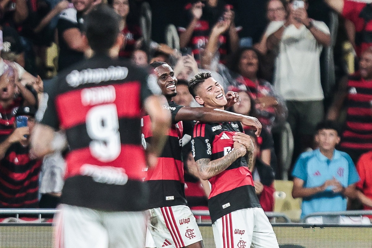 Barros é expulso, Carrascal marca e Flamengo vence Vasco no Cariocão