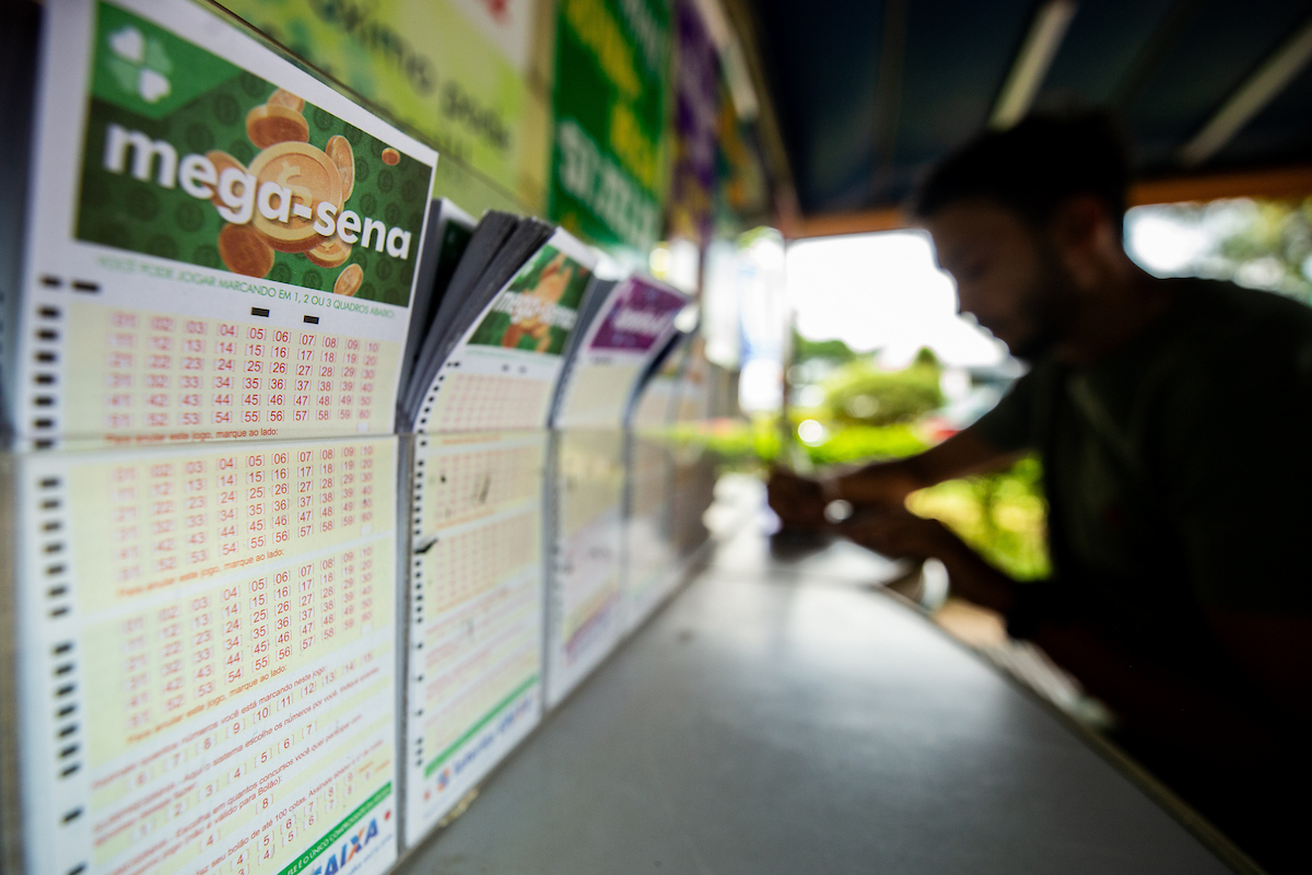 Mega-Sena sorteia prêmio de R$ 115 milhões. Confira as dezenas