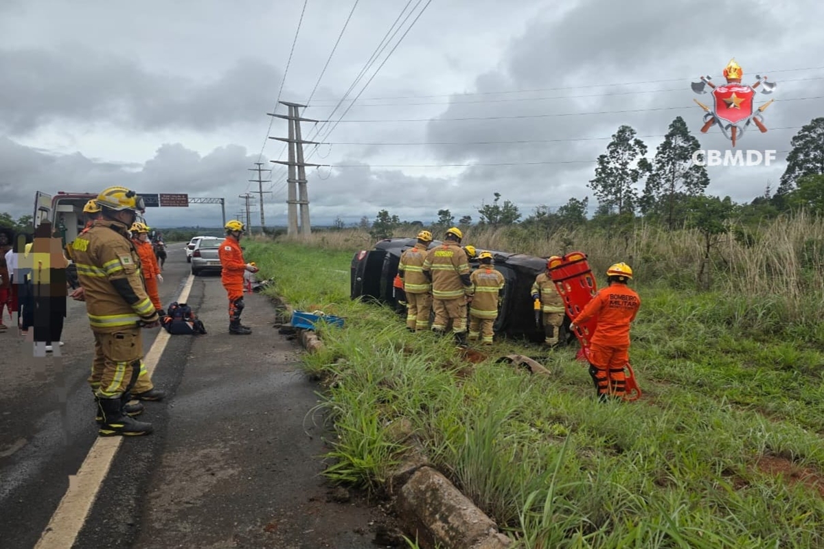 Motorista fica preso nas ferragens após carro capotar em via no DF