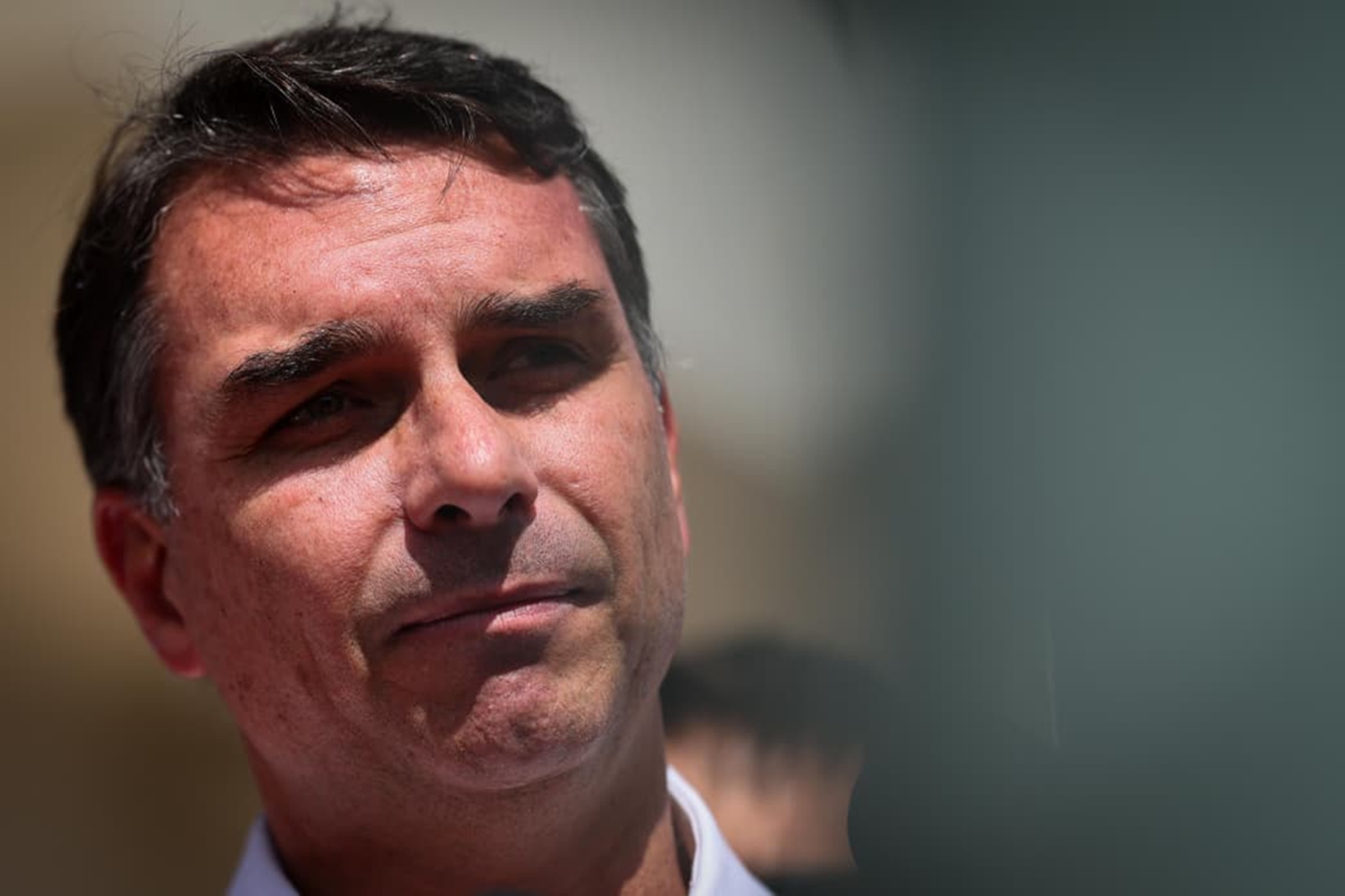 Após Michelle repostar Tarcísio, Flávio diz que não cobrará ninguém