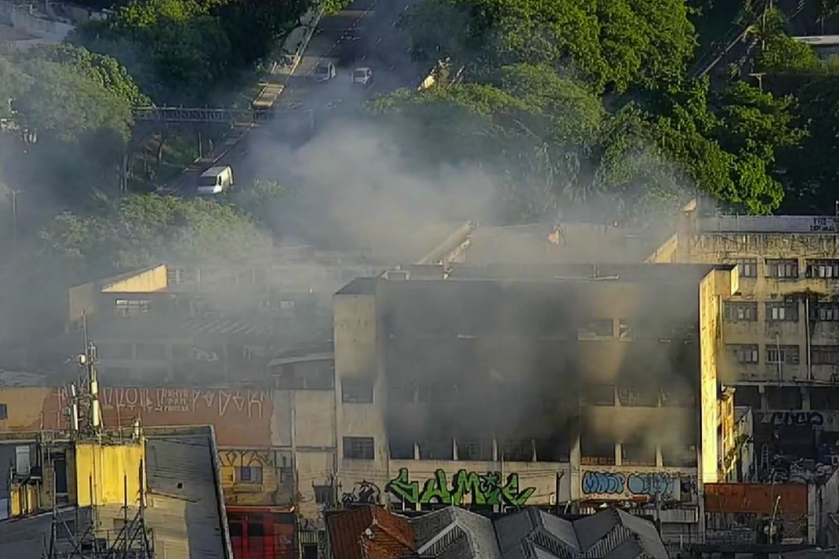 São Paulo: incêndio atinge apartamento com "muito material combustível"