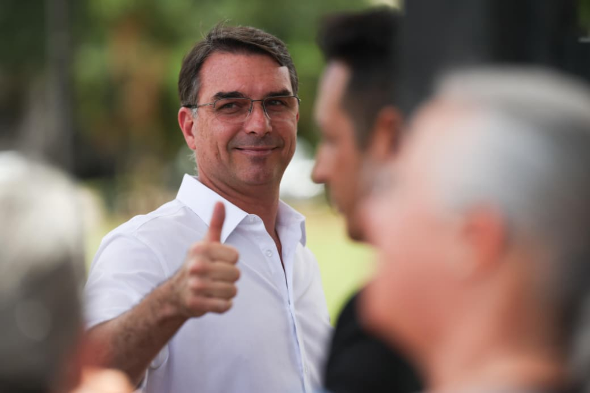 Flávio visita Bolsonaro um dia após pesquisa como pré-candidato