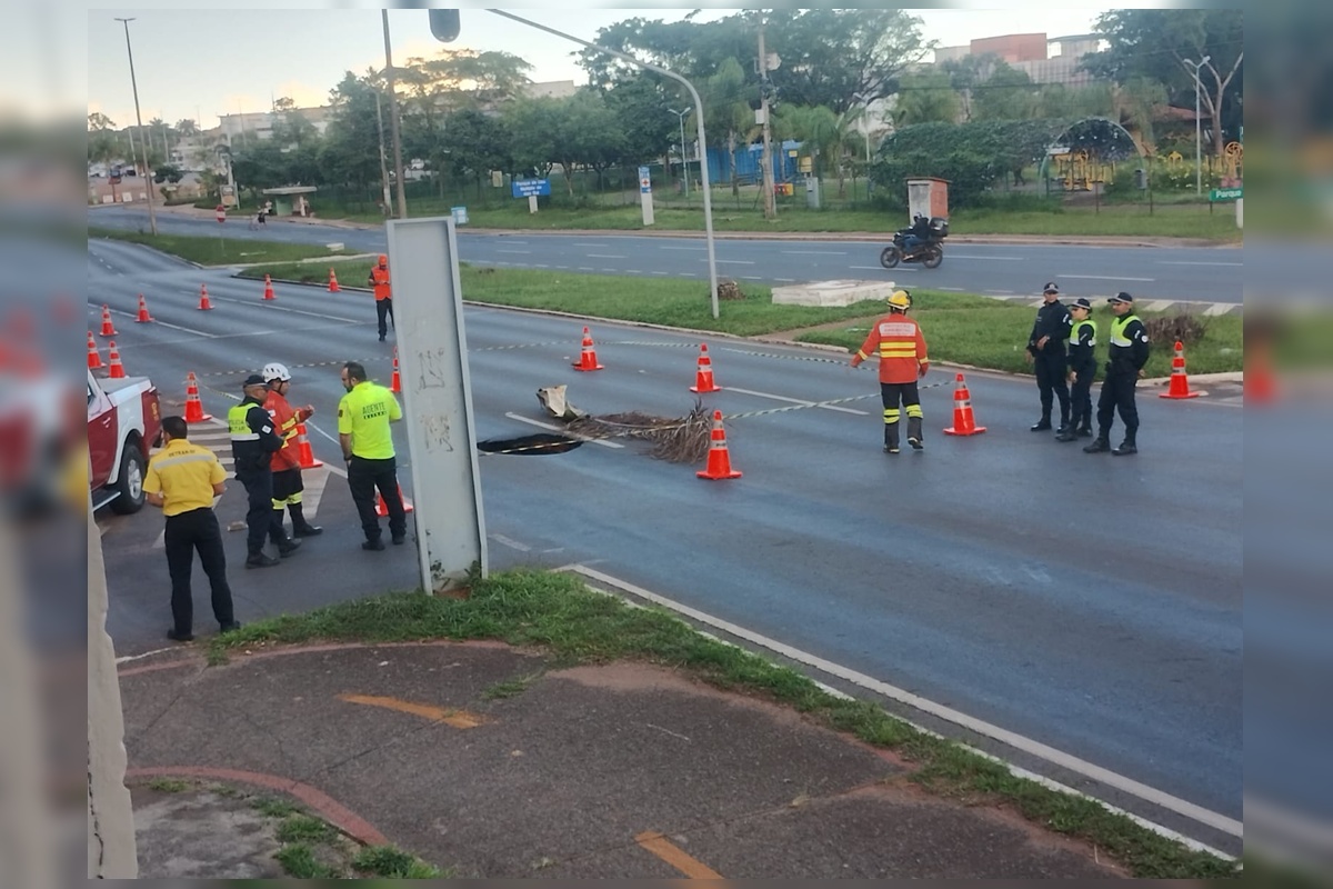 Cratera de 7 metros se abre e interdita via em região do DF