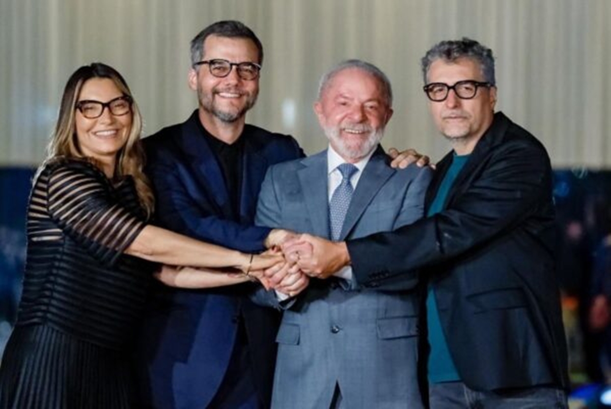 Lula conversa com Wagner Moura e Kleber Mendonça Filho após prêmios