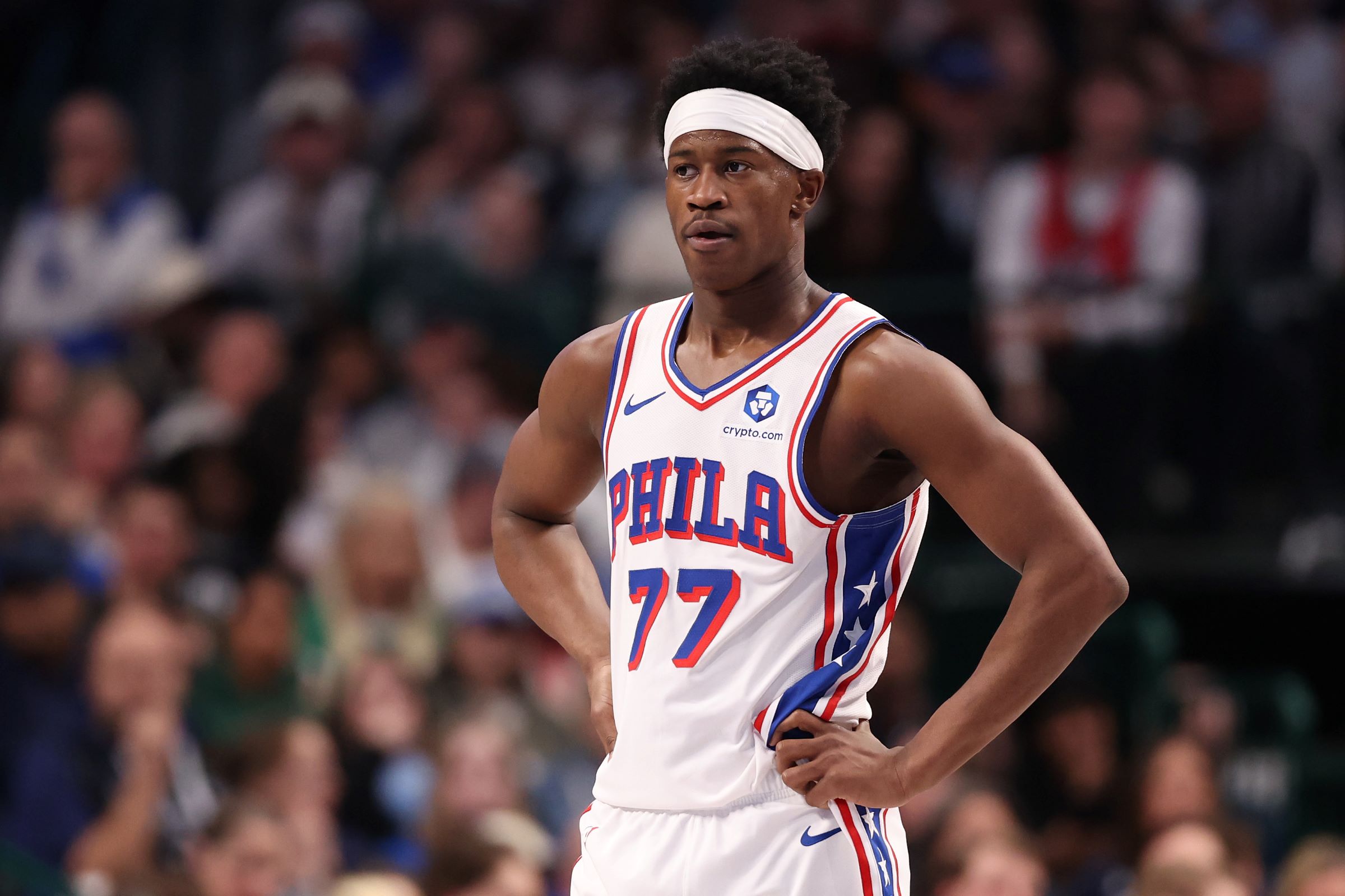 Calouro do 76ers viraliza após “toco duplo” em jogo da NBA; assista