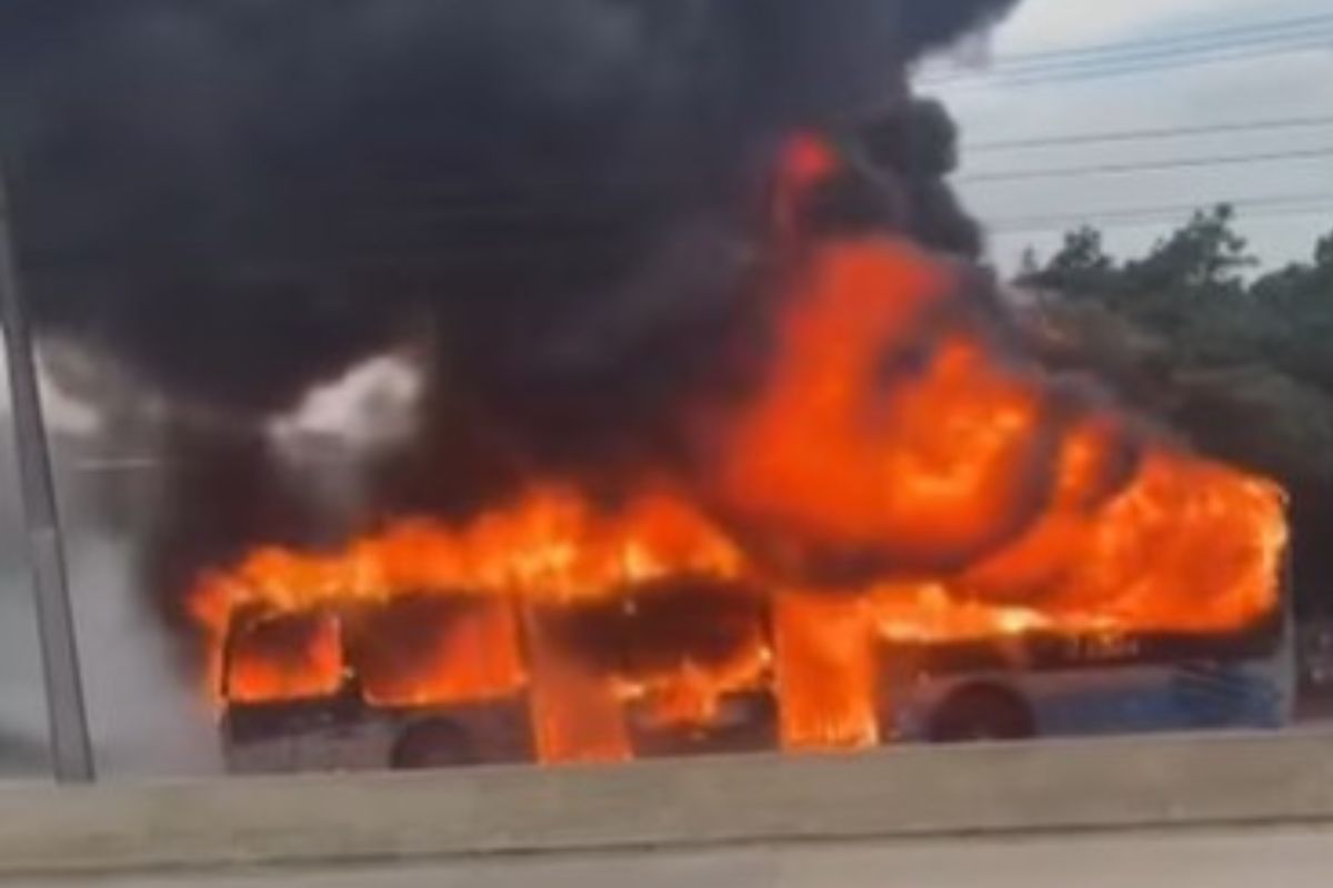 Manifestantes colocam fogo em ônibus na zona sul de São Paulo. Vídeo