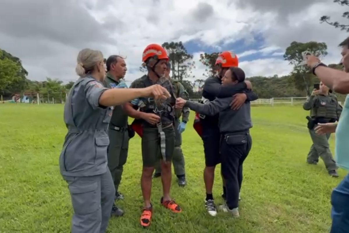 Resgatados na mata: veja reencontro de ciclistas com familiares. Vídeo