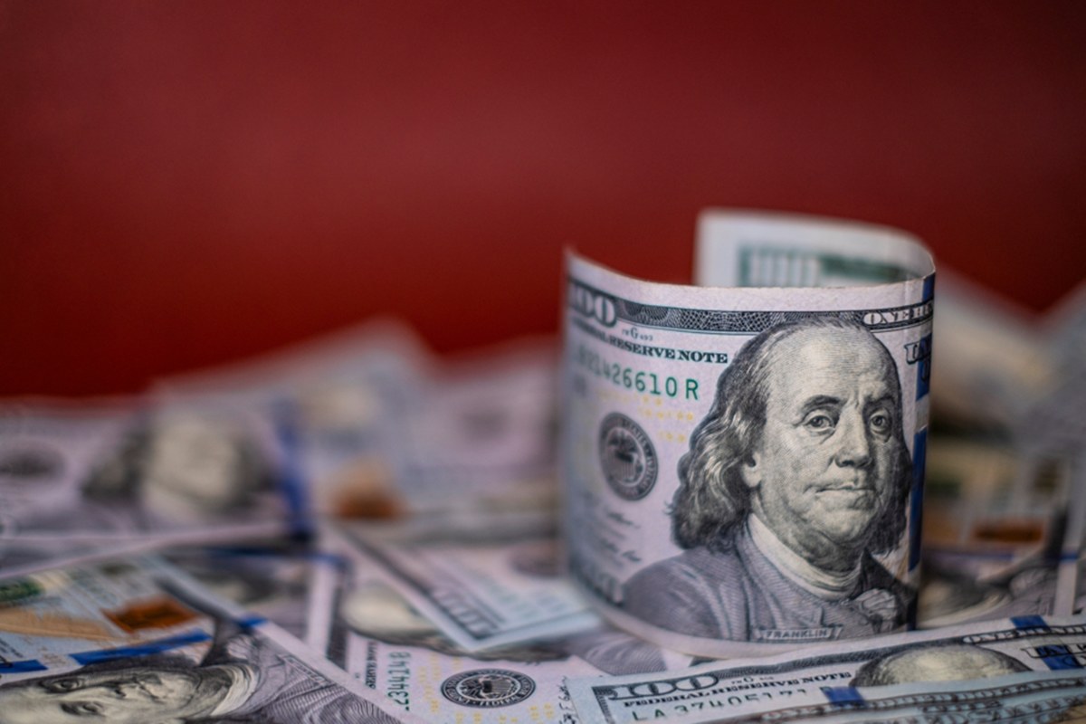 Dólar sobe e Bolsa cai com Fed sob ataque e reunião sobre Banco Master