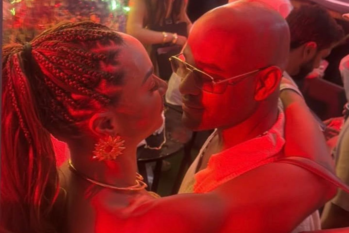 Cezar Black e Aline Patriarca são flagrados aos beijos em festa. Veja