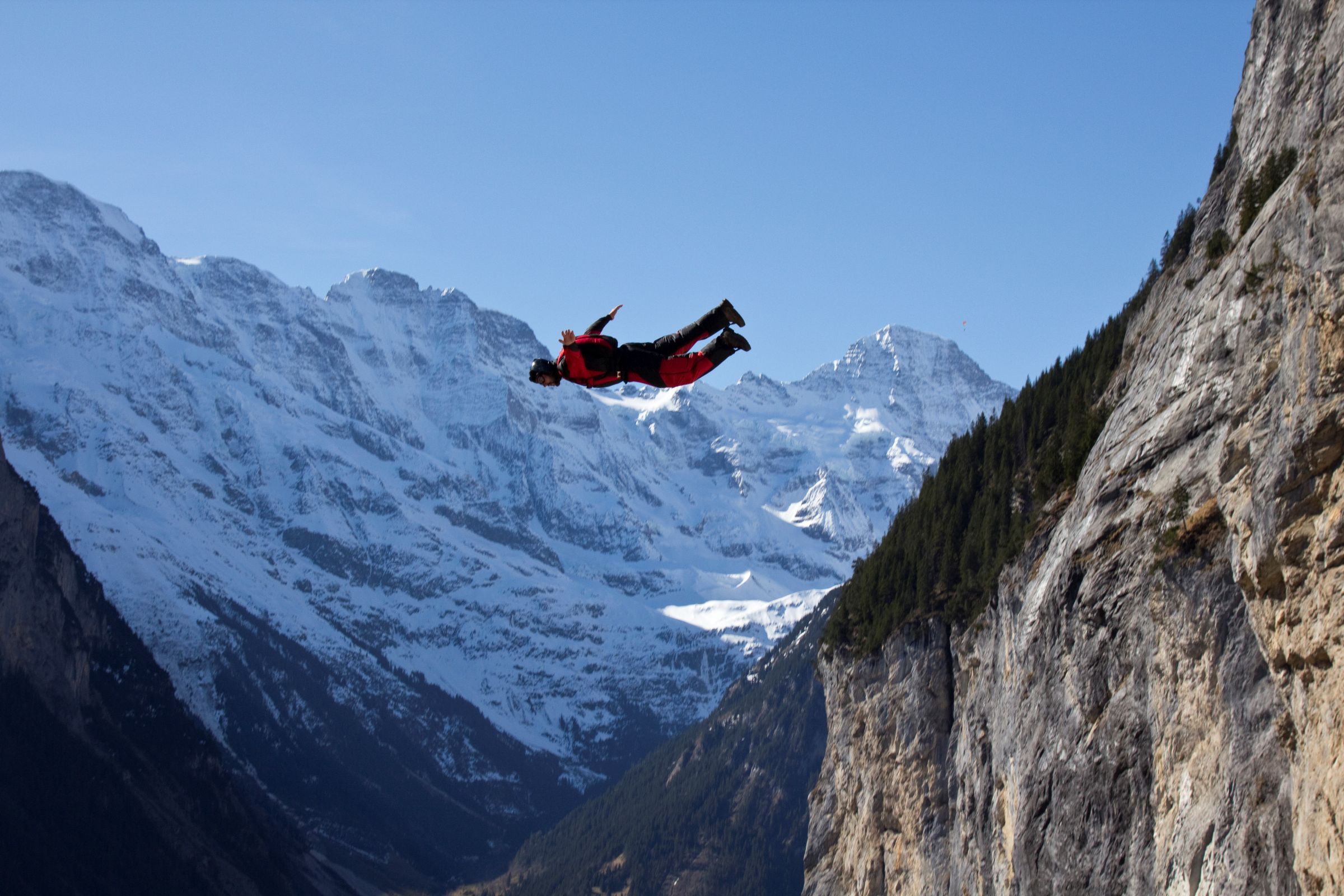 Paraquedista alemão morre aos 28 anos no "Vale da Morte", na Suíça