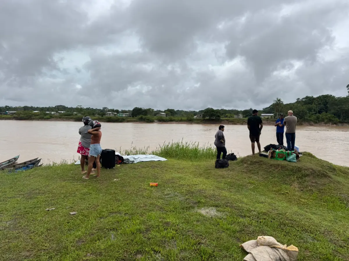 Lancha com cerca de 15 passageiros quase naufraga no Rio Juruá