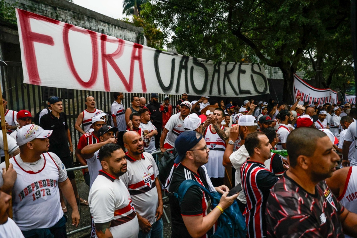 Fotos: torcedores do São Paulo protestam contra Casares no Morumbis