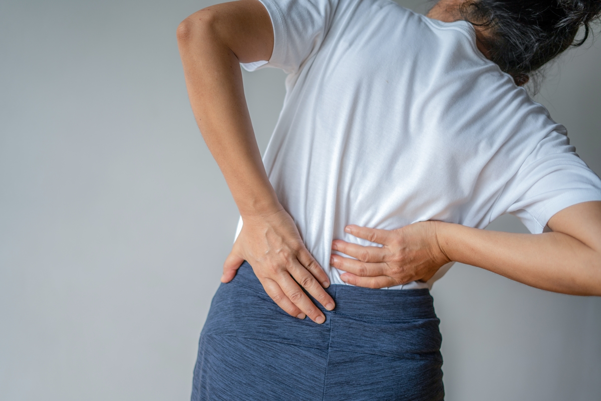 Fisioterapeuta revela melhor exercício contra dor nas costas