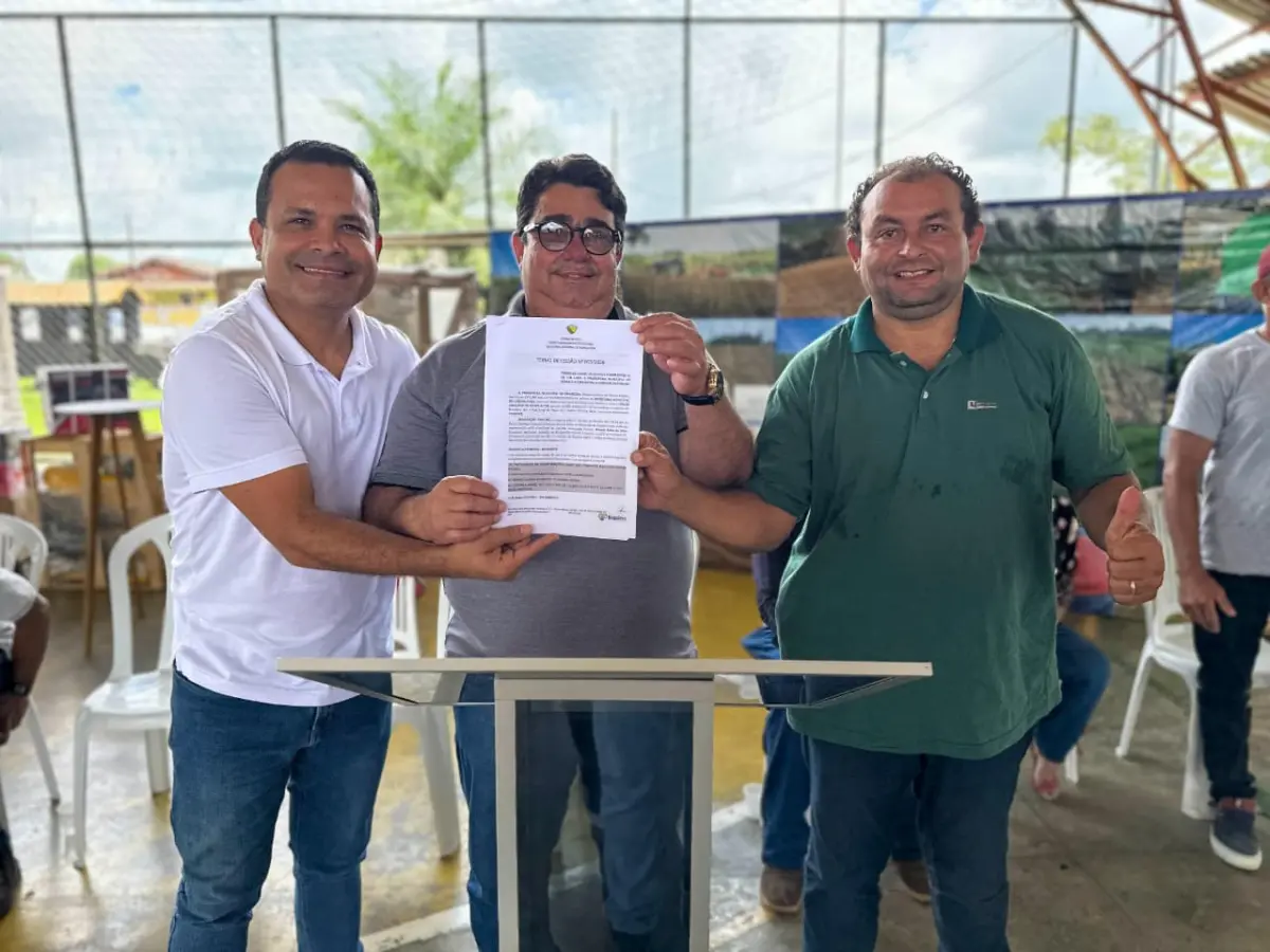 Carlinhos e Tadeu Hassem entregam implementos agrícolas às comunidades rurais de Brasiléia