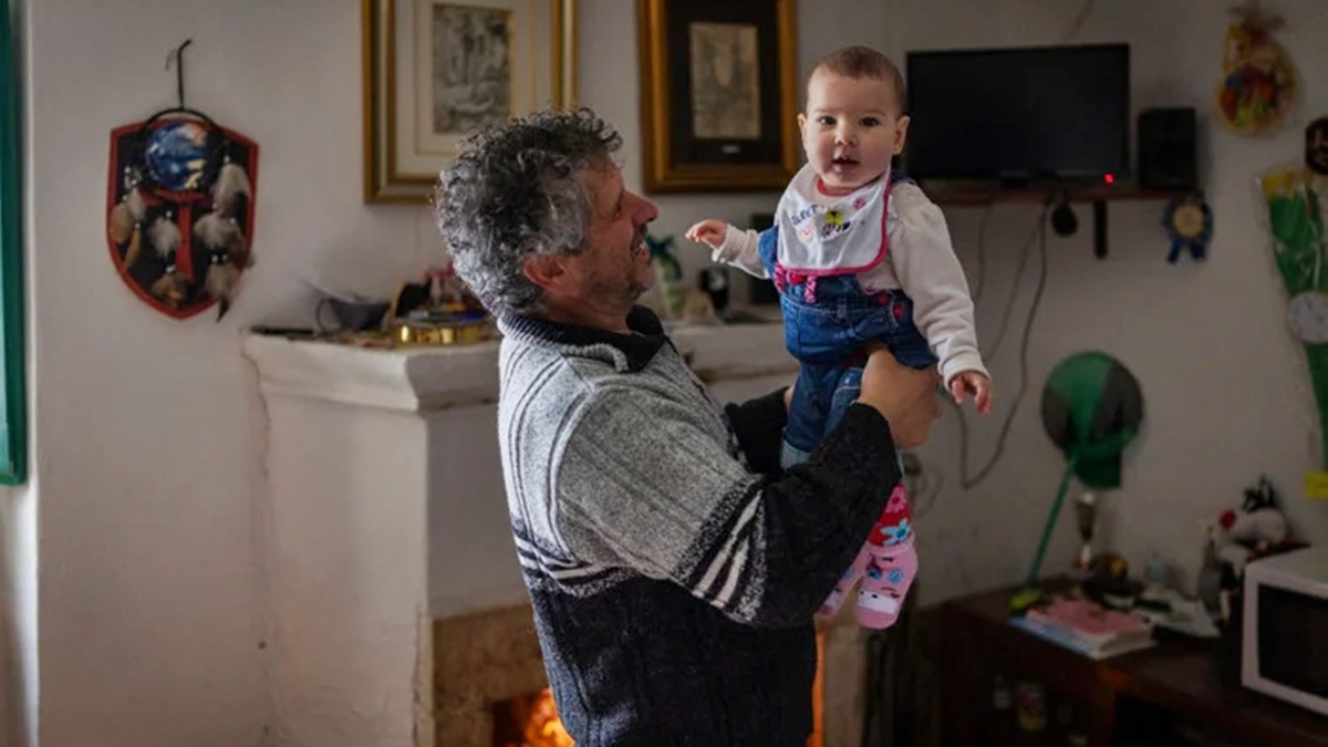 Vila na Itália comemora o nascimento de primeiro bebê em 30 anos
