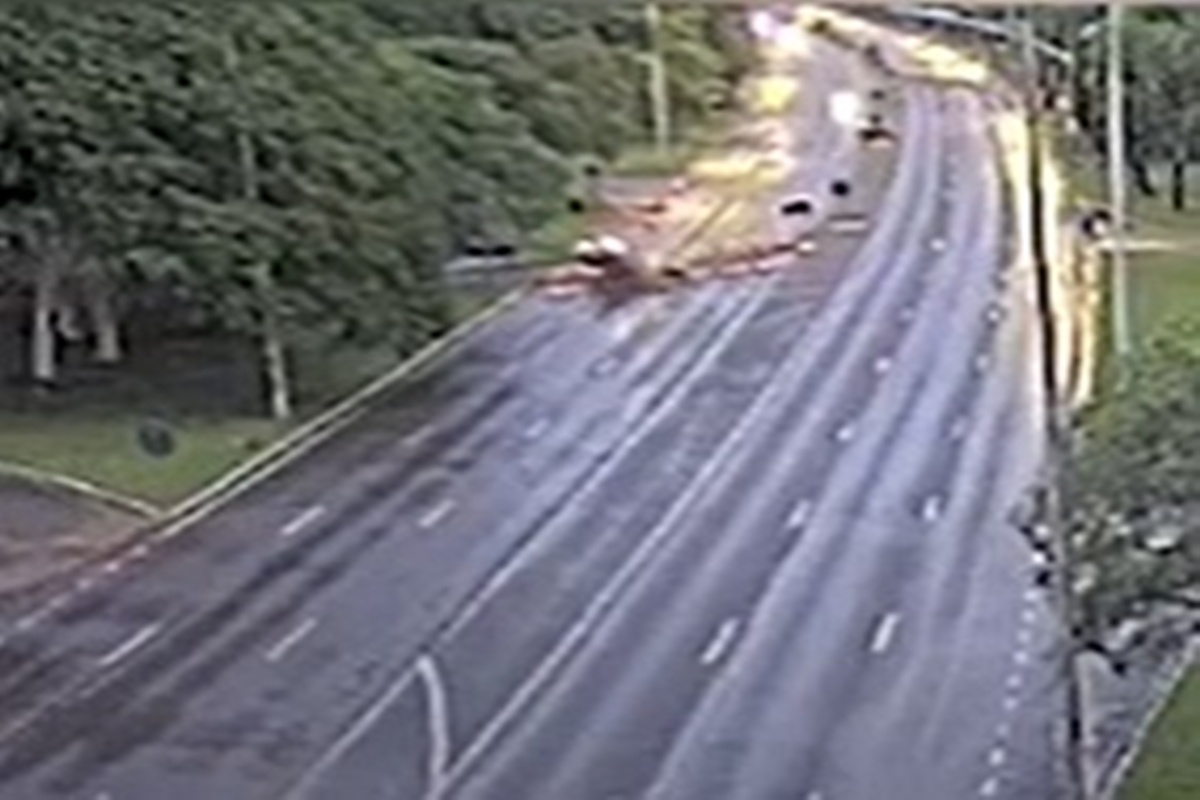 Carro voa e fica de cabeça para baixo após bater em bloqueio no Eixão. Veja vídeo