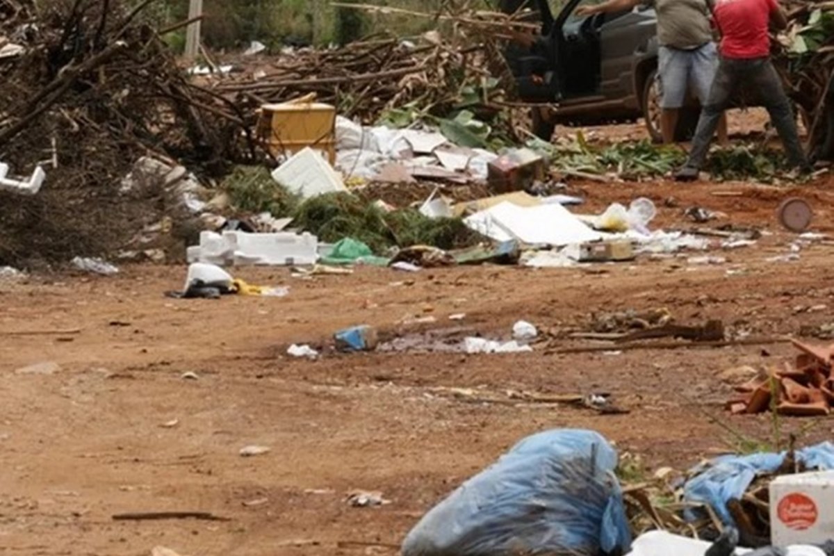 Caça-sujões: GDF quer dar recompensa a quem denunciar descarte de lixo