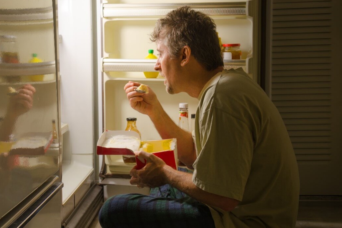 Nutricionista lista os 7 alimentos que ajudam a dormir melhor