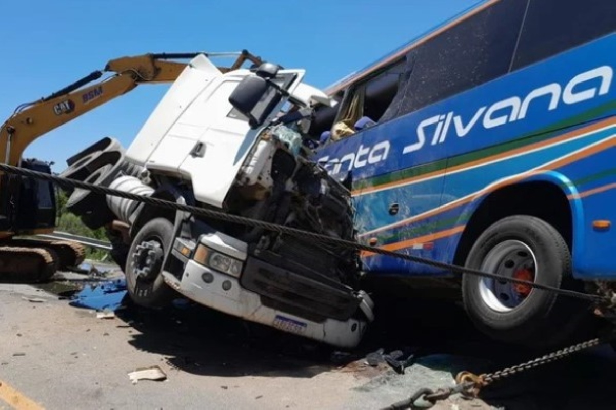 Colisão entre ônibus e carreta deixa quatro mortos na BR-116