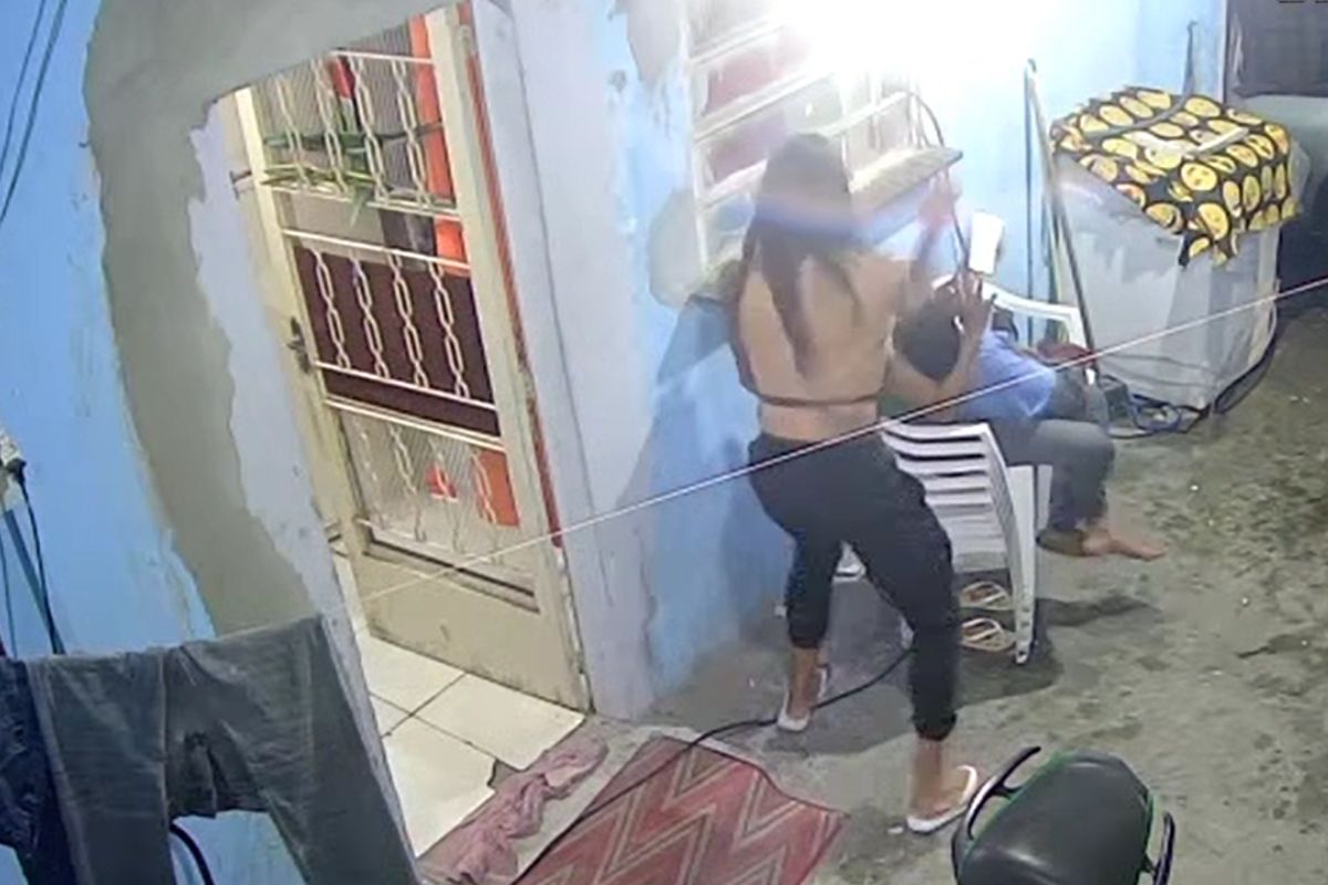 Mulher trans mata ex-namorada por ciúme na frente do filho da vítima. Veja vídeo