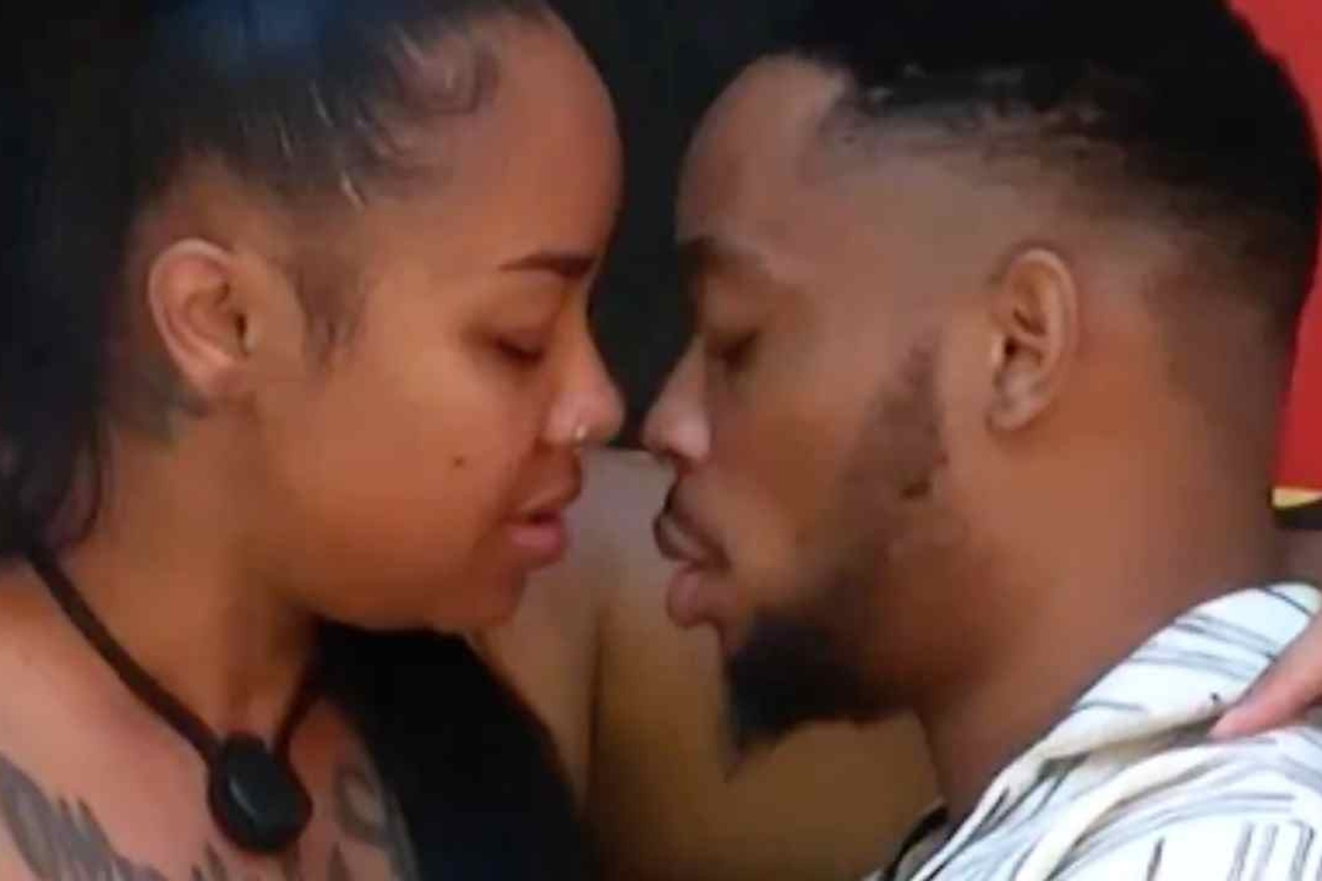 Participantes do Big Brother dão beijo quente, com direito a mão boba