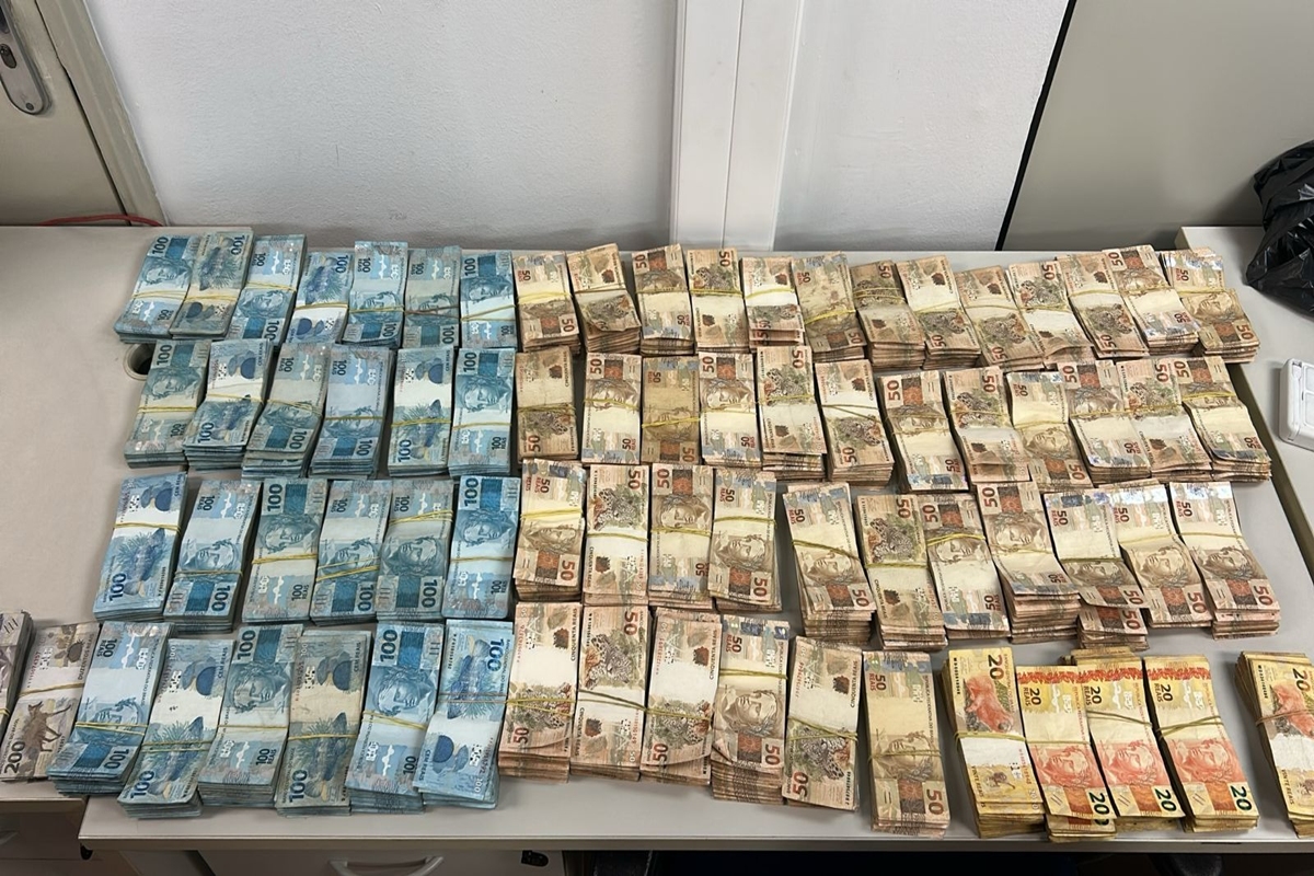 Polícia apreende R$ 500 mil em saco de lixo e confisca carro blindado