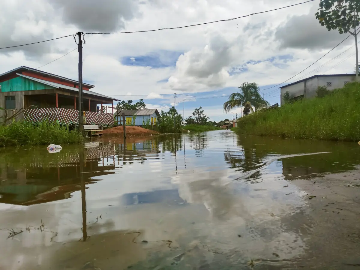 Cheia do Rio Juruá atinge 6 mil pessoas em Cruzeiro do Sul, aponta boletim