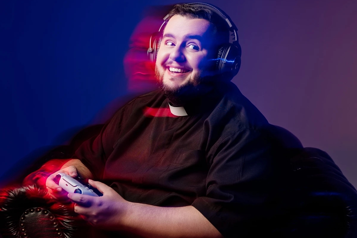 Conheça o padre gamer que evangeliza usando videogames e cultura geek