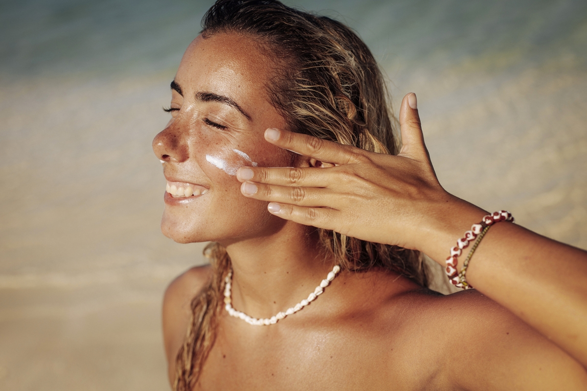 Além do filtro solar, saiba o que incluir no nécessaire para a praia?