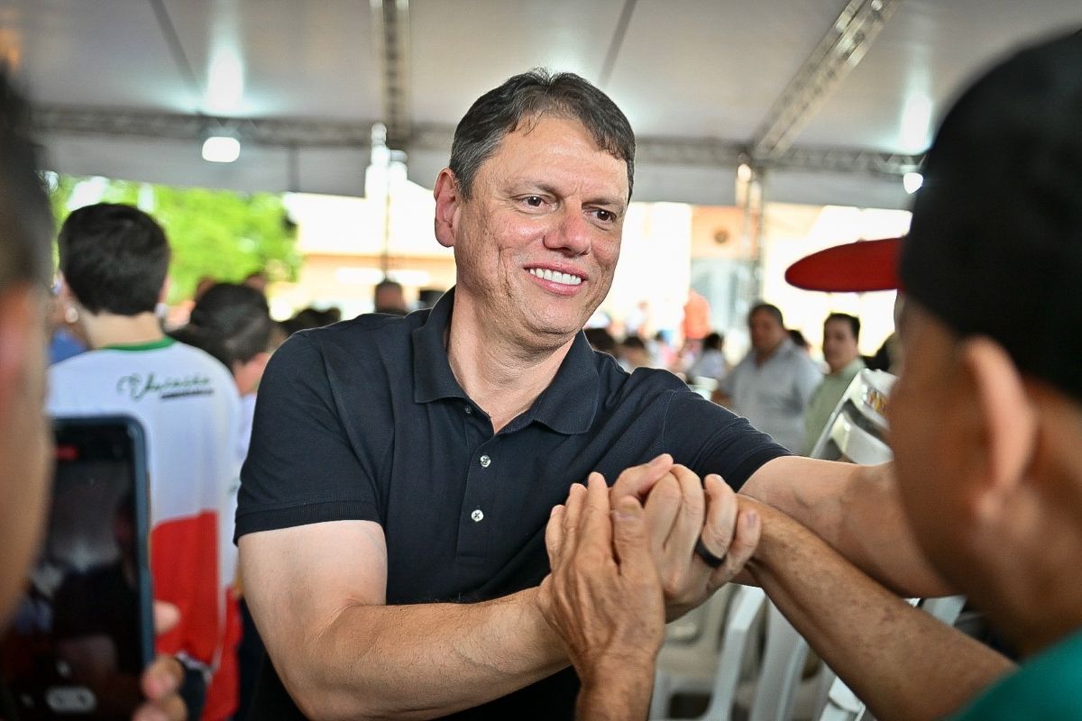 Tarcísio vê ameaça velada e rechaça Flávio Bolsonaro como novo chefe