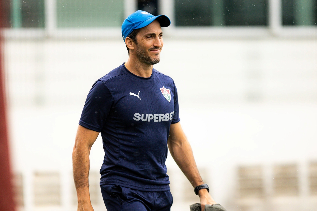 Após cirurgia no coração, Luís Zubeldía retoma treinos no Fluminense