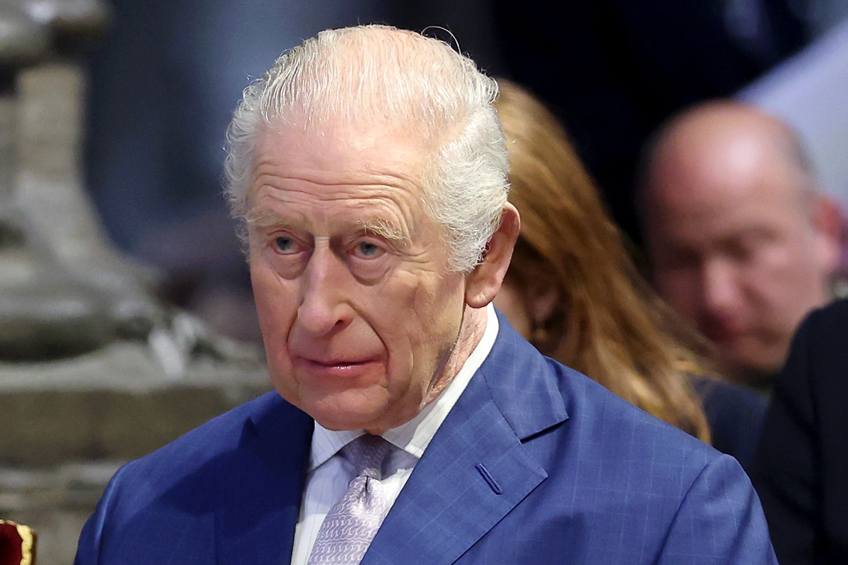 Rei Charles retorna a Londres, mas "decisão importante" segue pendente