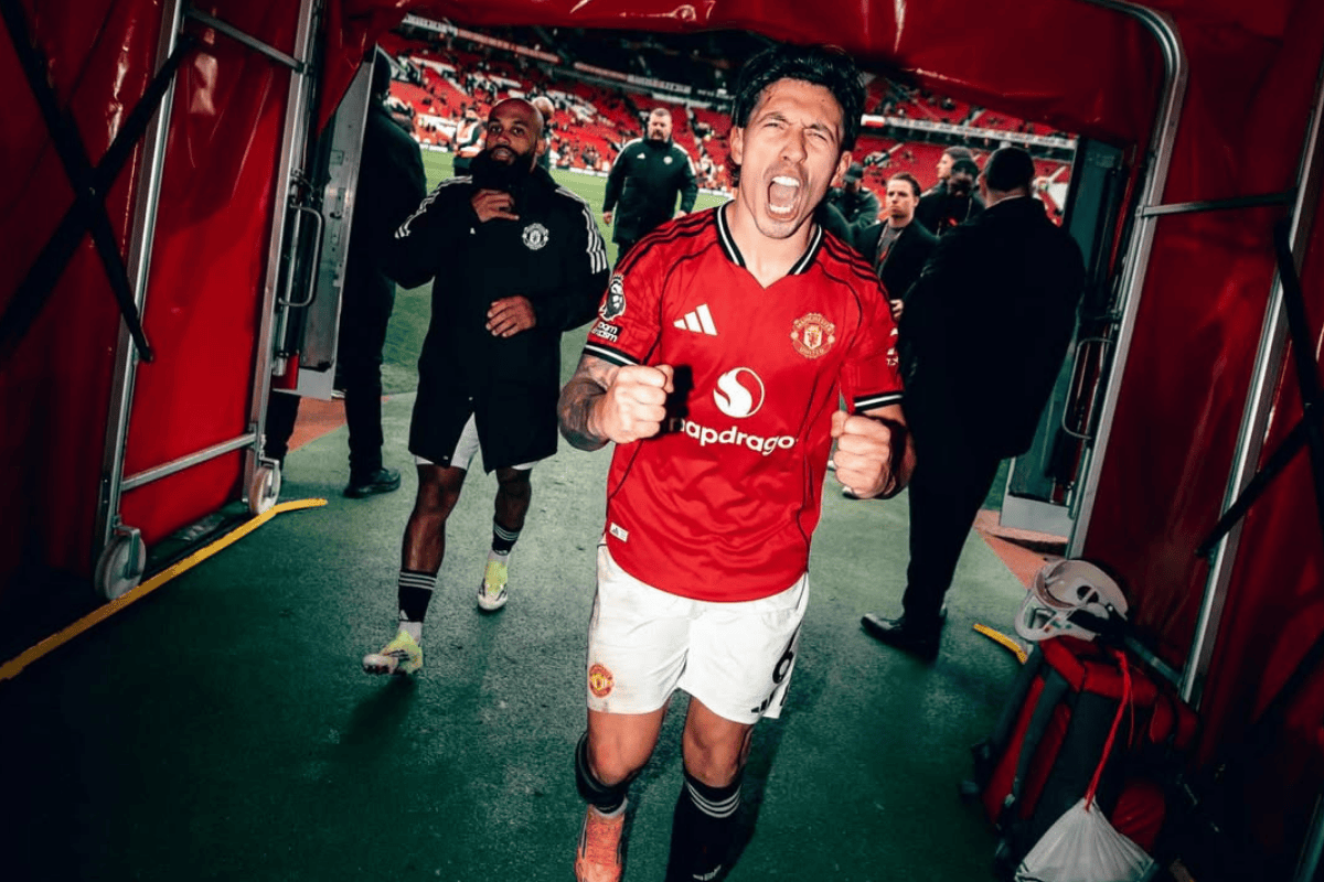 Zagueiro do United rebate ídolo do clube após triunfo no clássico