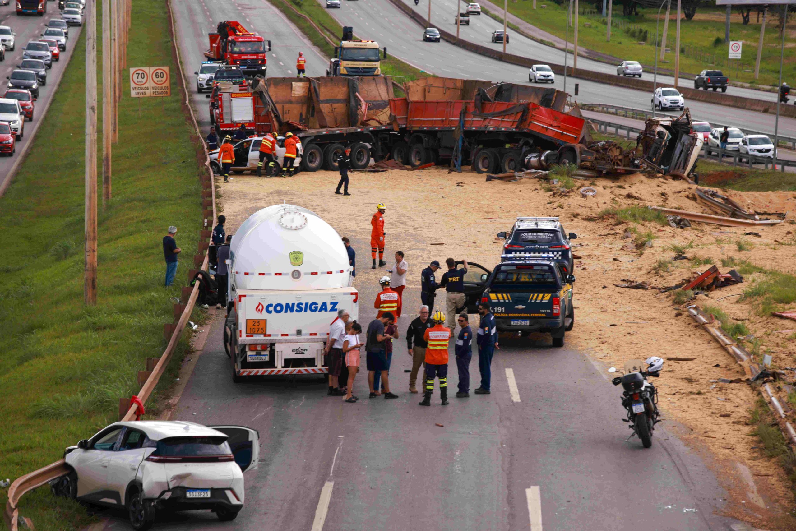 Carreta que tombou no DF estava na primeira viagem e não tinha seguro