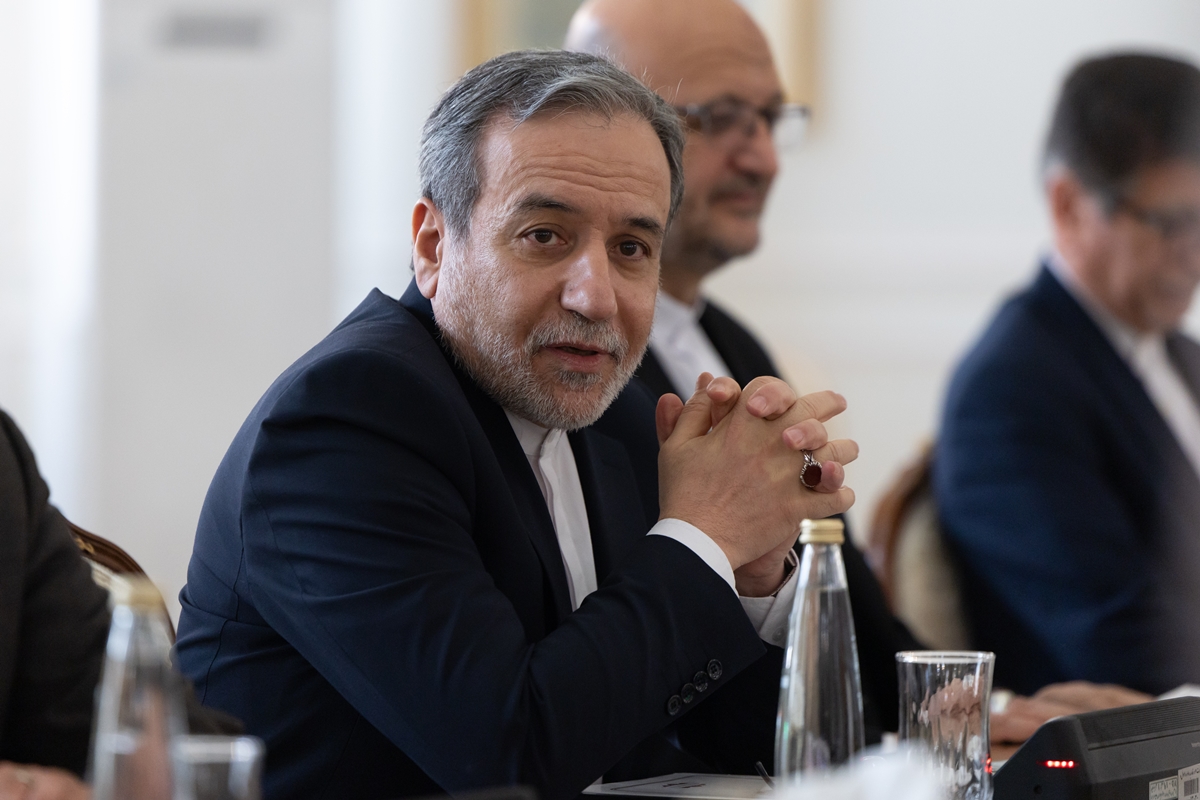 Chanceler diz que Irã está pronto para a guerra, mas aberto ao diálogo