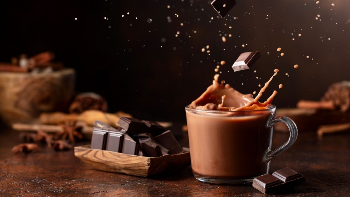 Nutricionista ensina a fazer chocolate quente proteico e nutritivo