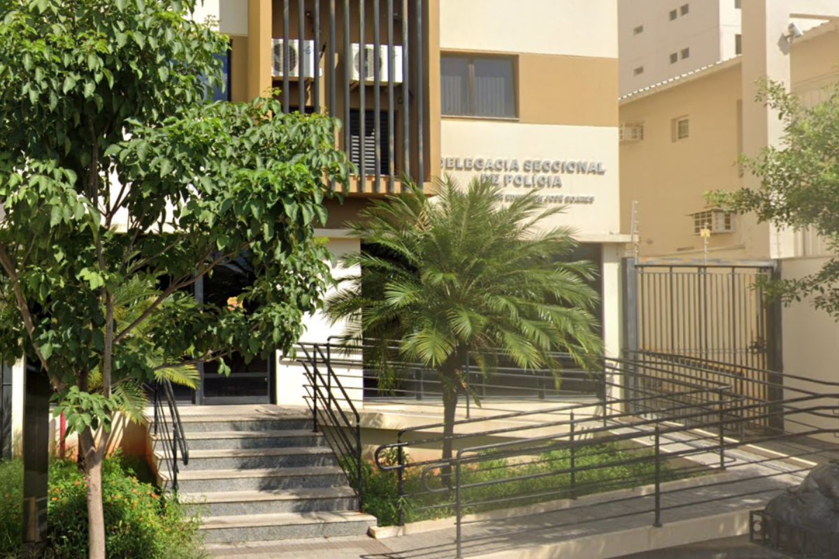 Morador reage a assalto e domina criminoso com golpe de jiu-jitsu