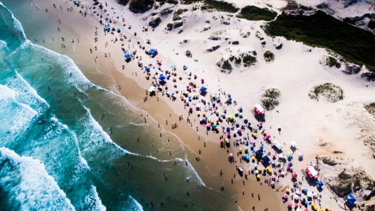Praia em Florianópolis fica imprópria para banho e revolta surfistas