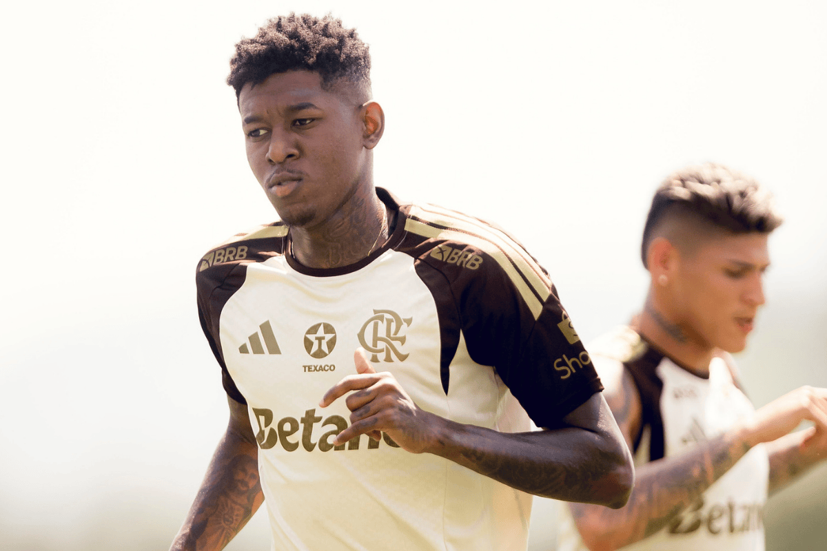 Reforço do Flamengo, Vitão celebra estreia com vitória em clássico