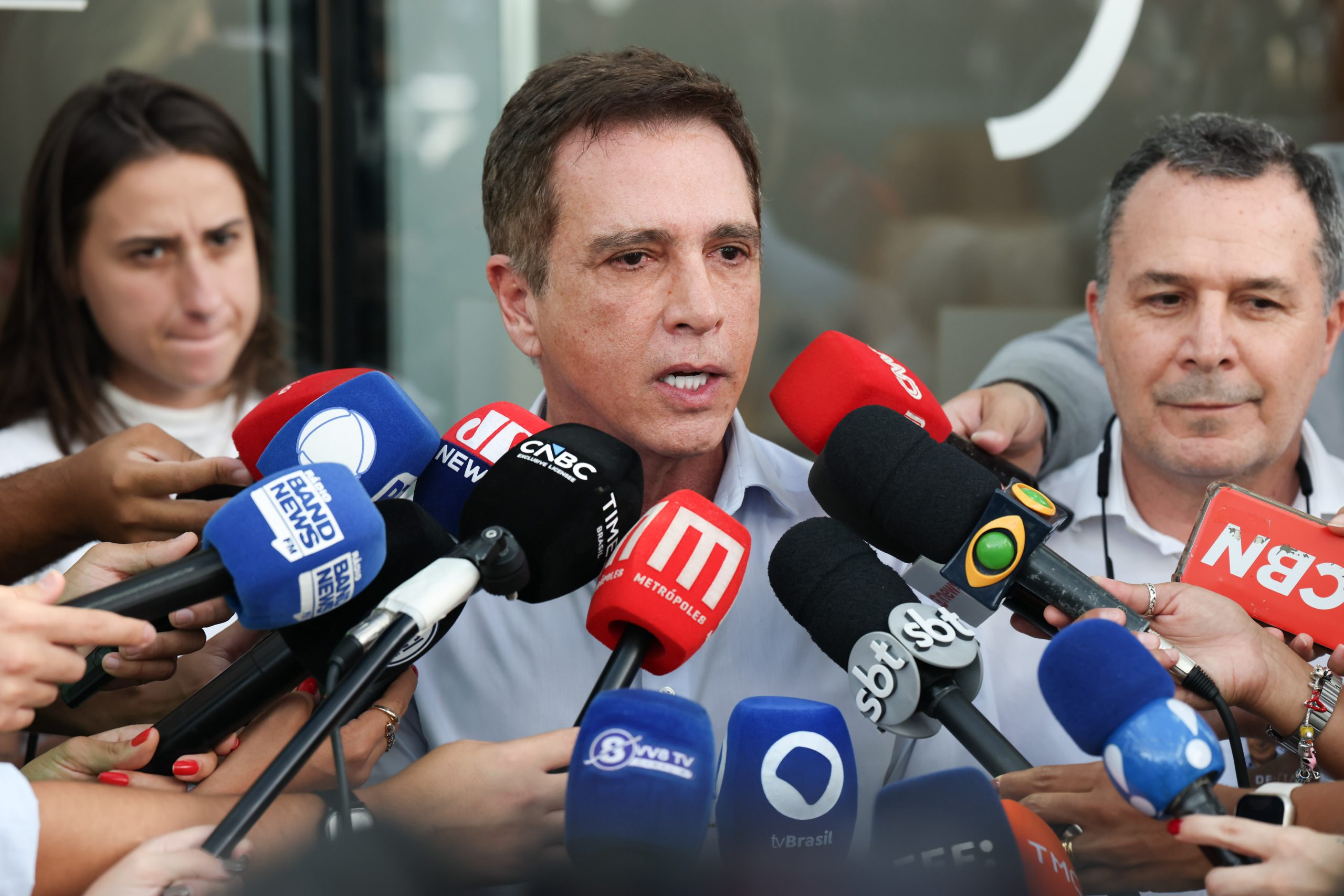 Médico diz que Bolsonaro apresenta apatia, tontura e queda da pálpebra. Vídeo