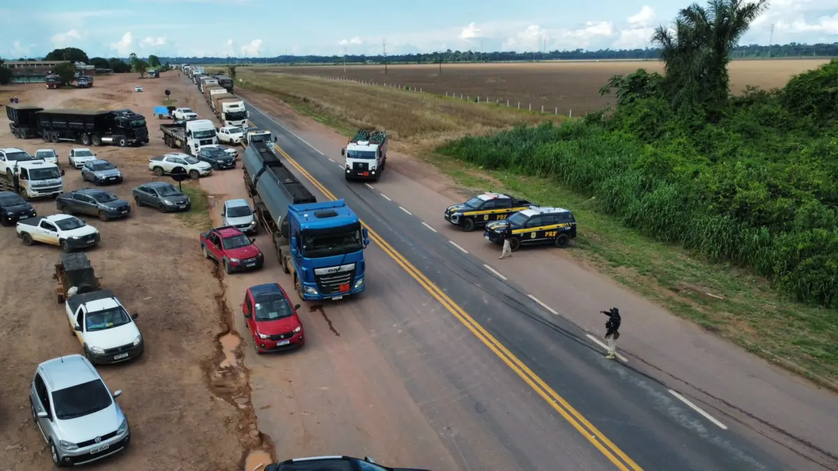 Manifestação bloqueia trechos da BR-364 em Rondônia e afeta tráfego para o Acre